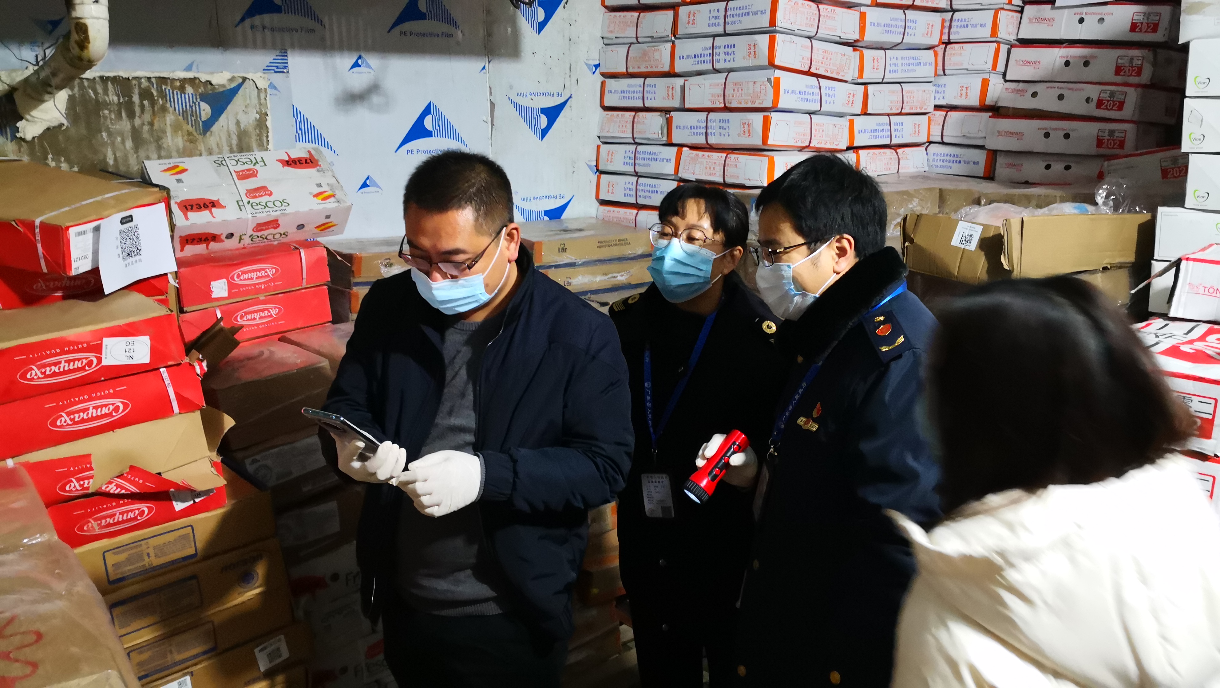吳飄揚(yáng)局長帶隊檢查凍庫.jpg