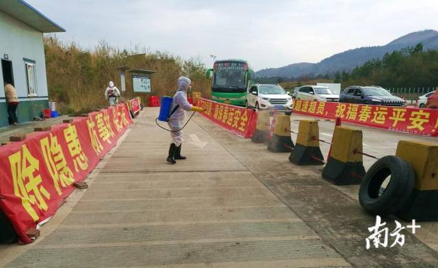 對省交界鳳頭嶺檢測點進行消毒。
