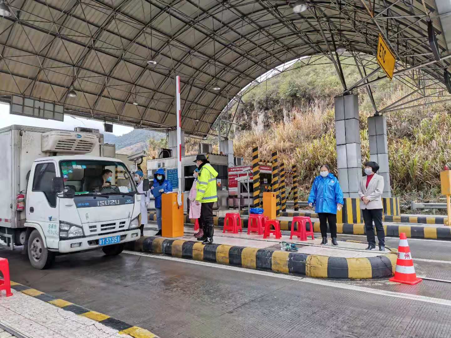 水足塘檢查站：值守人員對過往車輛、人員進行排查