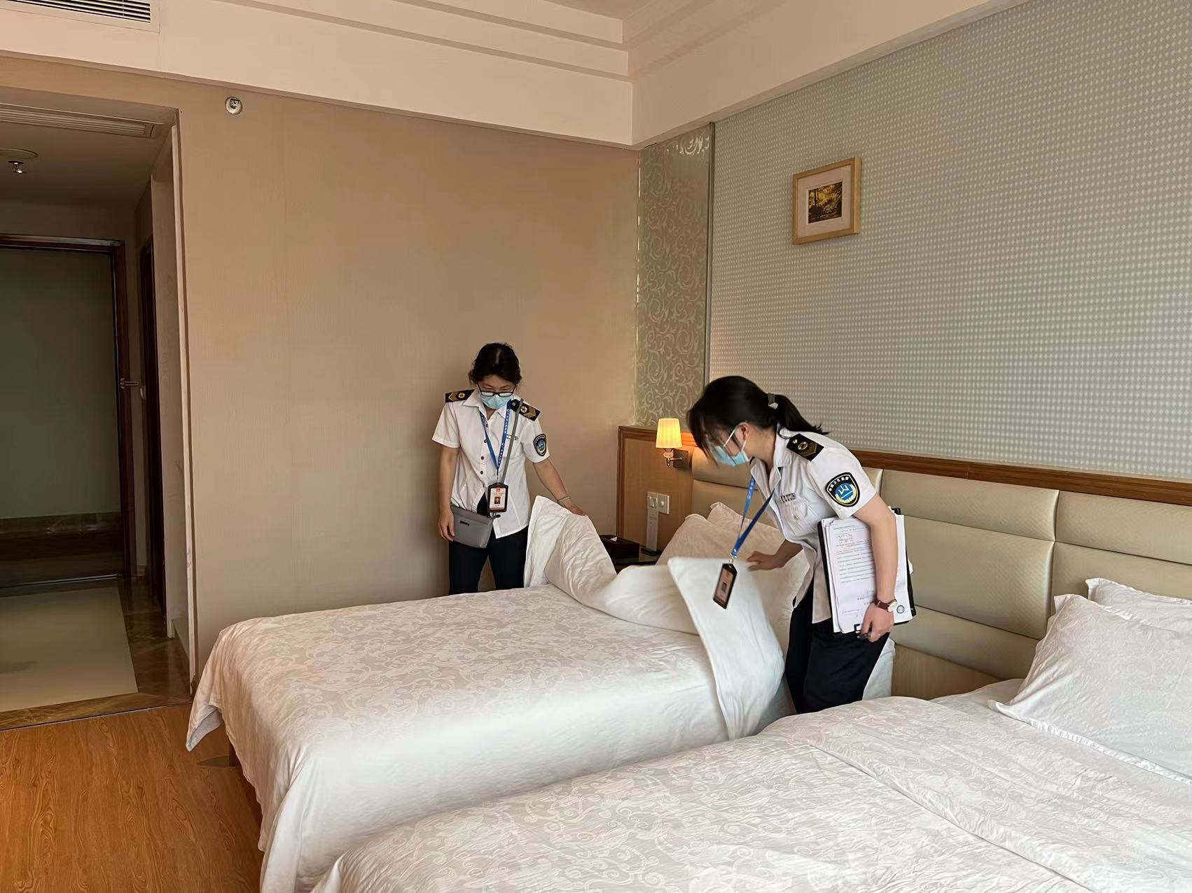 連州市衛(wèi)生監(jiān)督所執(zhí)法人員對公共用品用具清洗、消毒、保潔情況進(jìn)行檢查.jpg