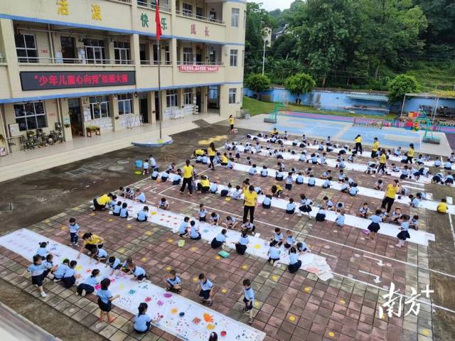 九陂鎮(zhèn)中心幼兒園開展“少年兒童心向黨”主題繪畫大賽。