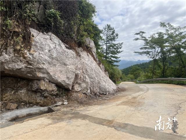 山石被清理后，道路此處的視野變得很是開闊。