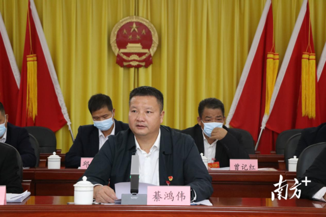 連州市委常委、副市長、九陂鎮(zhèn)黨委書記綦鴻偉作講話。
