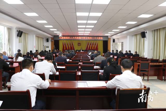 九陂鎮(zhèn)組織人大代表集中學(xué)習黨的二十大精神。