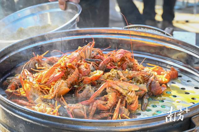 現(xiàn)場開鍋蒸蝦、炒蝦。張曉欣 攝