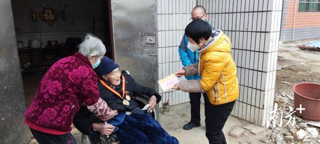 走訪慰問老黨員。