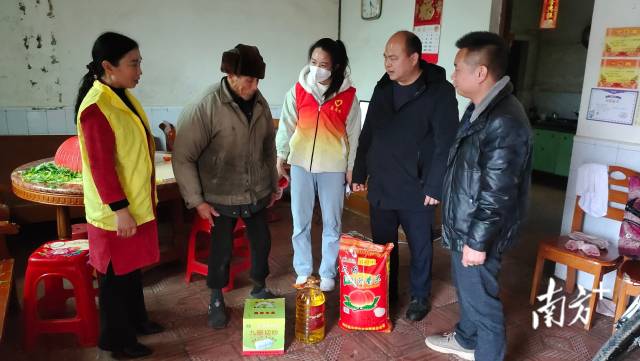 參與走訪慰問送溫暖活動。