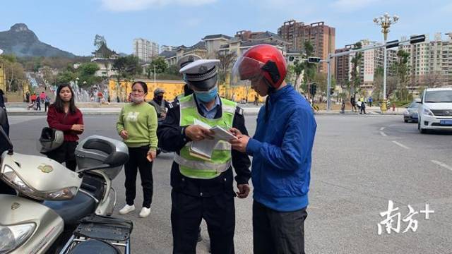 1日，連州交警上路展開專項整治。
