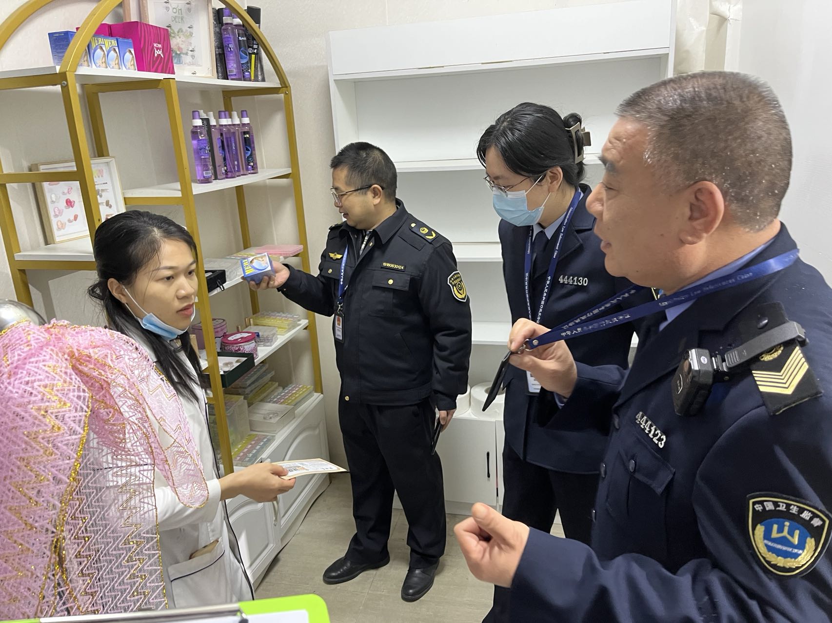 連州市衛(wèi)生健康局聯(lián)合市公安、市場監(jiān)督管理等部門開展打擊非法醫(yī)療美容專項(xiàng)檢查.jpg