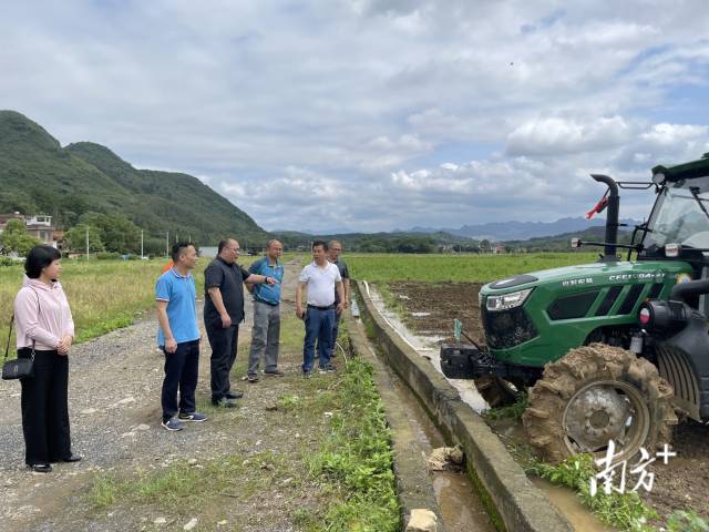 到田間查看耕地機(jī)工作情況。