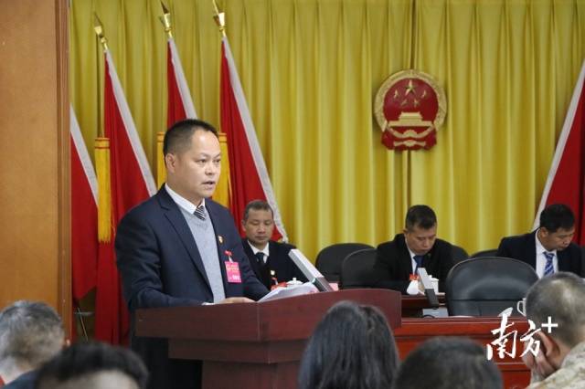 鄭劍鋒向大會(huì)作九陂鎮(zhèn)人民政府工作報(bào)告。
